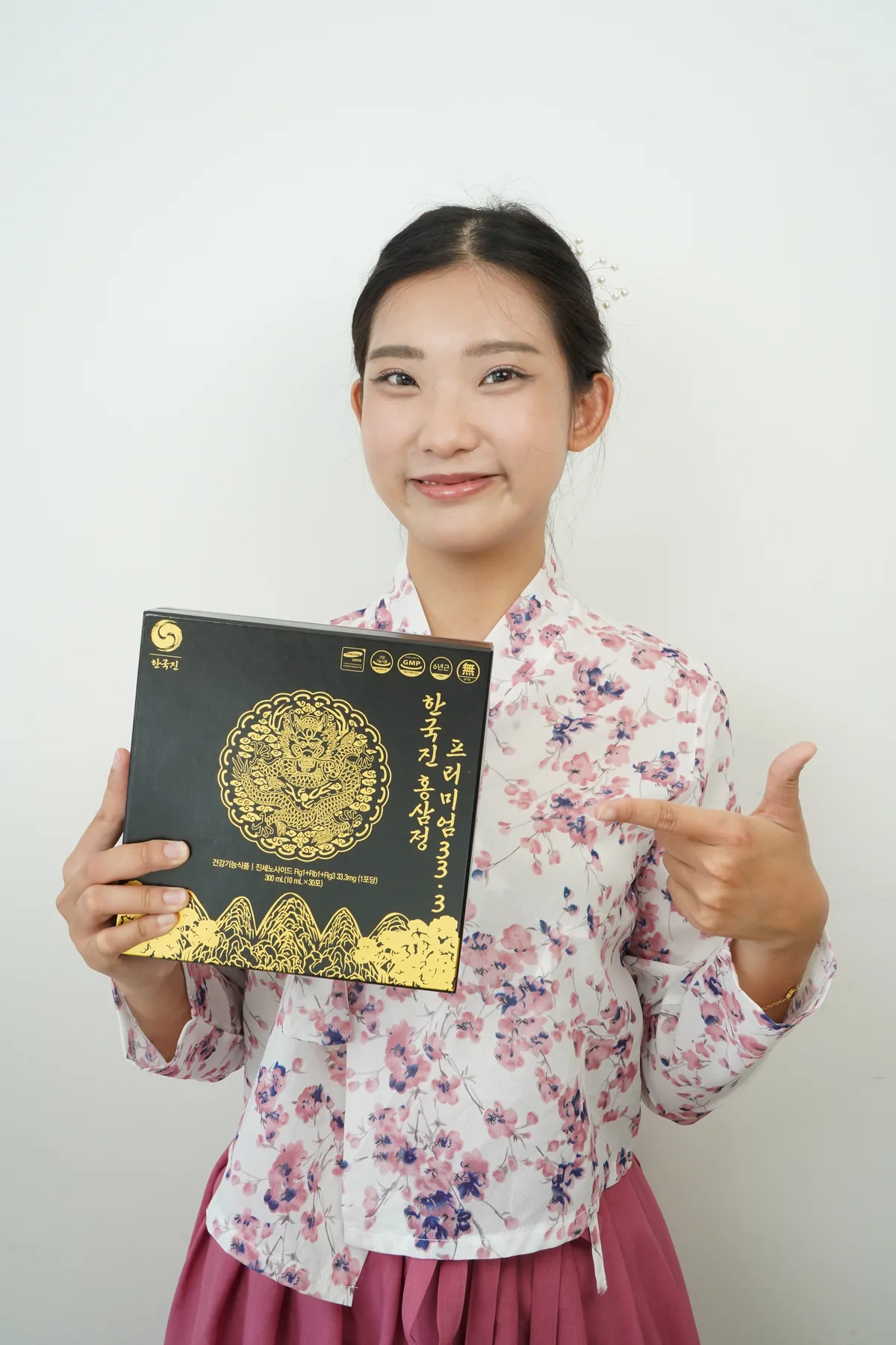 Người mẫu mặc hanbok cầm hộp quà Hangukjin 33.3