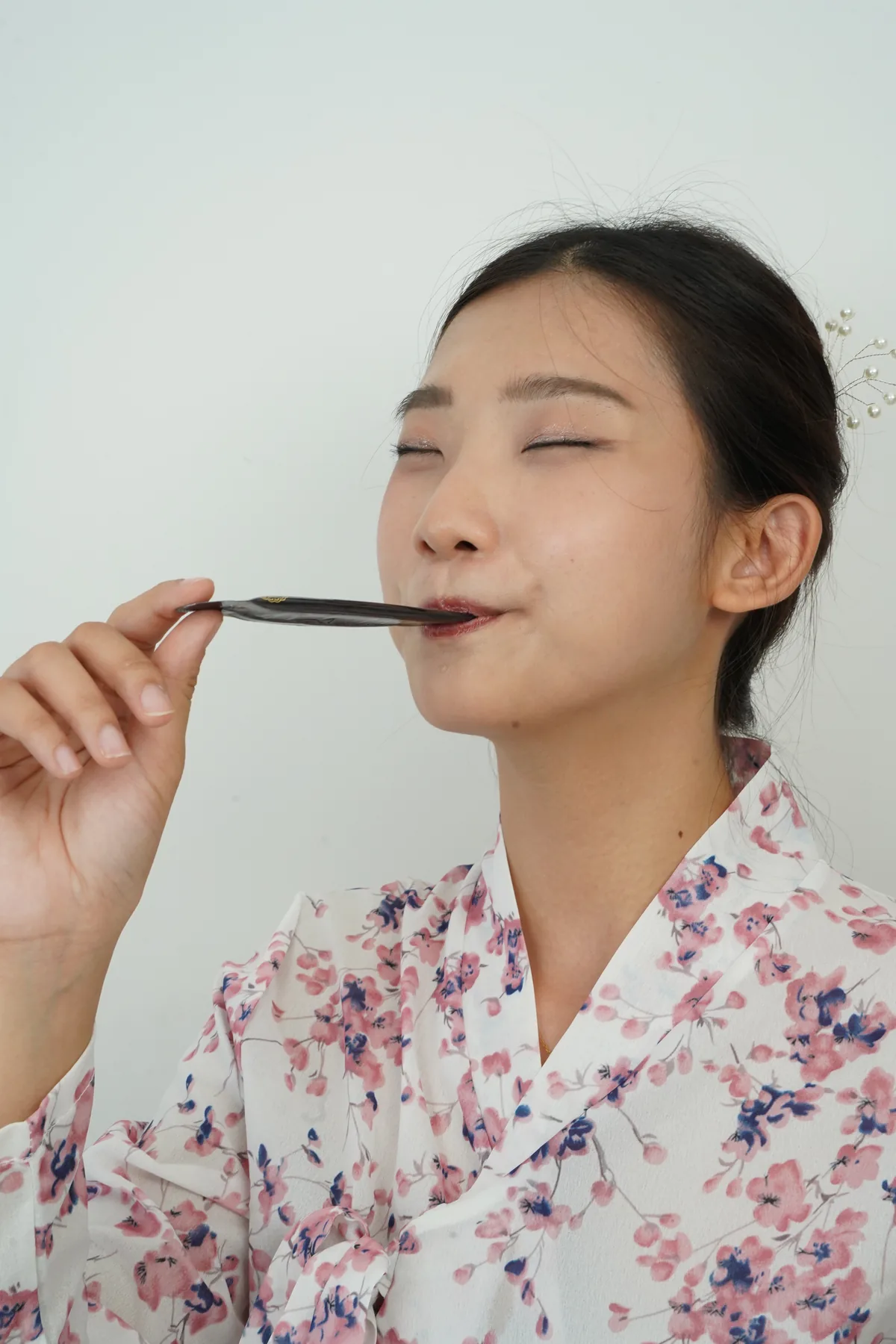 Người mẫu thưởng thức hồng sâm Hangukjin trực tiếp từ gói