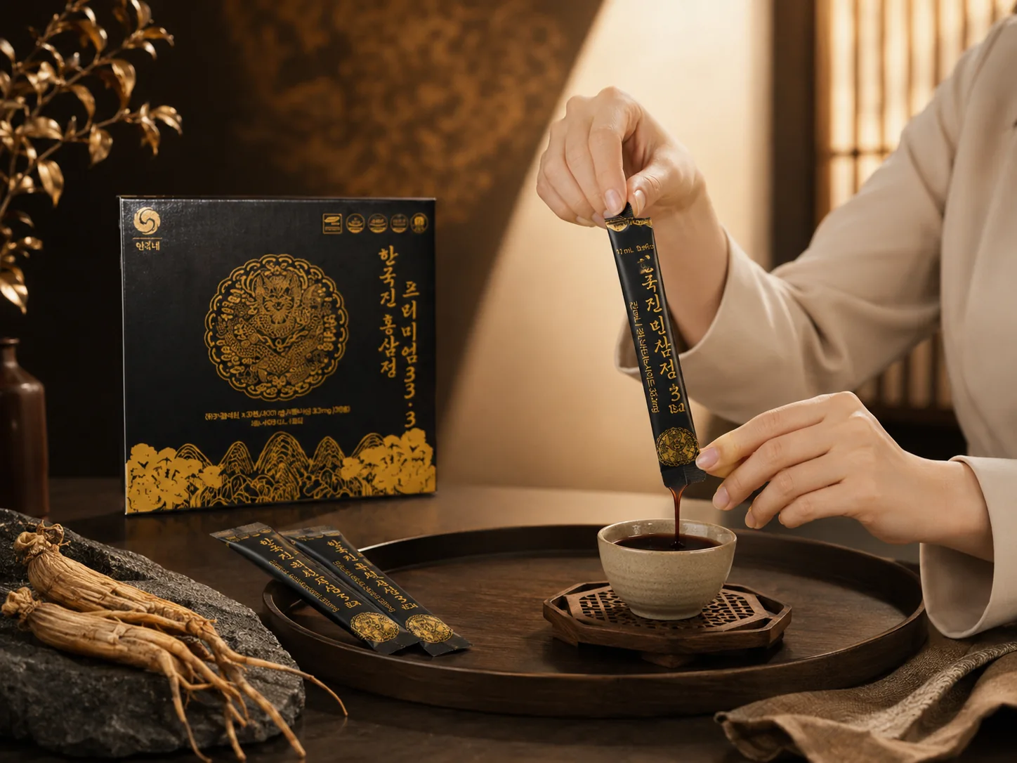 Rót hồng sâm Hangukjin từ gói vào chén sứ nhỏ
